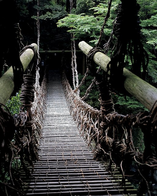 Iya no Kazura Bridge (National Important Tangible Tangible Folk Cultural Property)